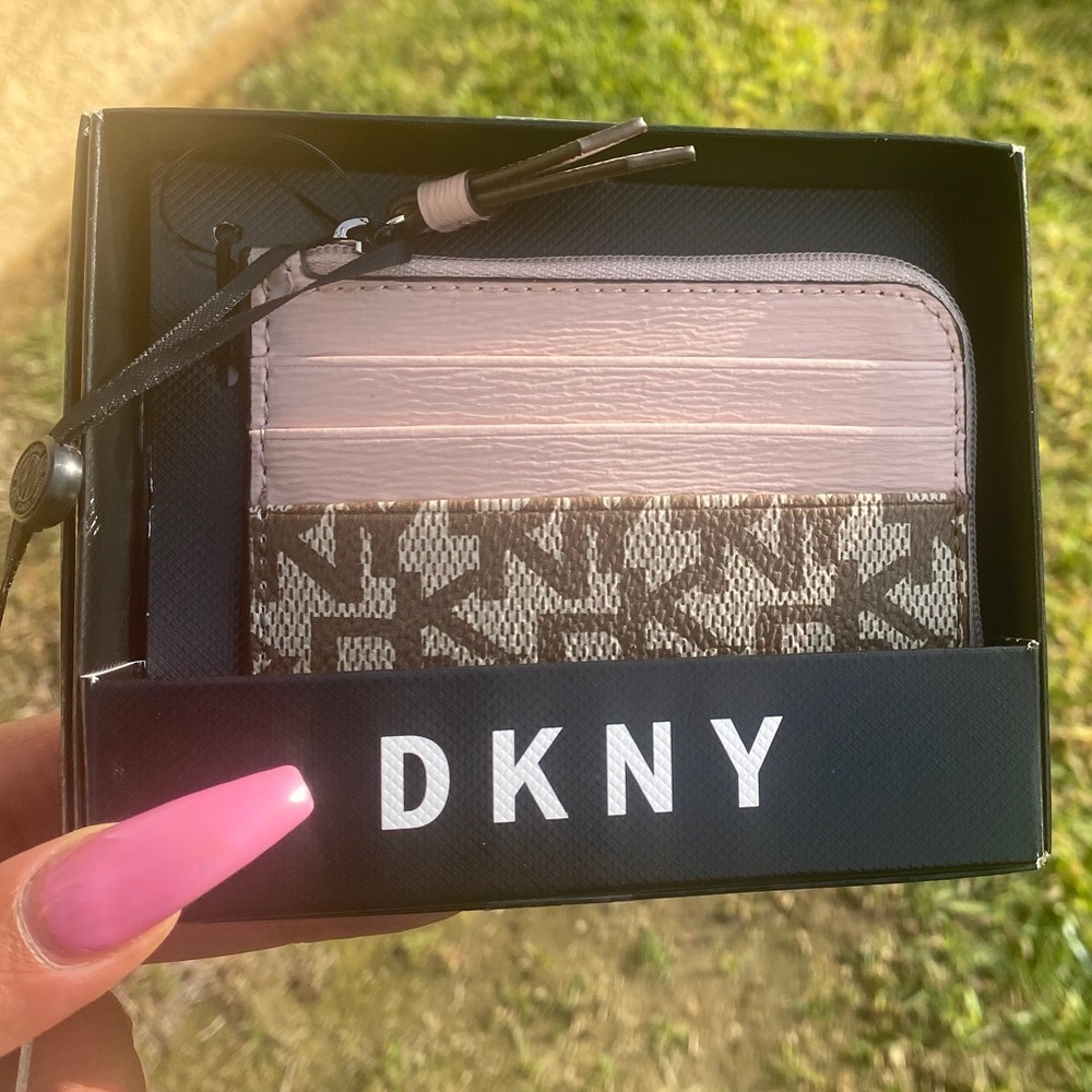 DKNY signature coin/ card holder with light pink​